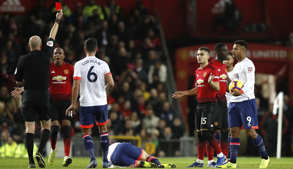 Wasit Lee Mason memberikan kartu merah kepada bek Manchester United, Eric Bailly, saat melawan Bournemouth pada laga Premier League di Stadion Old Trafford, Manchester, Minggu (30/12). MU menang 4-1 atas Bournemouth. (AP/Martin Rickett)