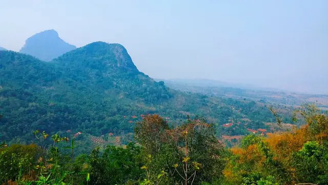 Gunung Bongkok dan Gunung Selasih dilihat dari jalur pendakian Gunung Lembu, Purwakarta.