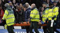 Bek Chelsea, Cesar Azpilicueta dibawa keluar lapangan dengan tandu oleh staf medis setelah terluka cedera terkena tendangan salto penyerang Southampton, Sekou Mara selama pertandingan Liga Inggris di Stamford Bridge di London (18/2/2023). The Blues kini berada di posisi ke-10 klasemen sementara Liga inggris dengan 31 poin dari 23 pertandingan. (AP Photo/Kirsty Wigglesworth)