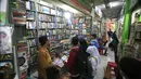 Suasana toko buku di kawasan Taman Pintar Yogyakarta, Selasa (3/11/2015). Selain banyak pilihan, toko buku di Taman Pintar terkenal dengan harga yang murah. (Boy Harjanto)
