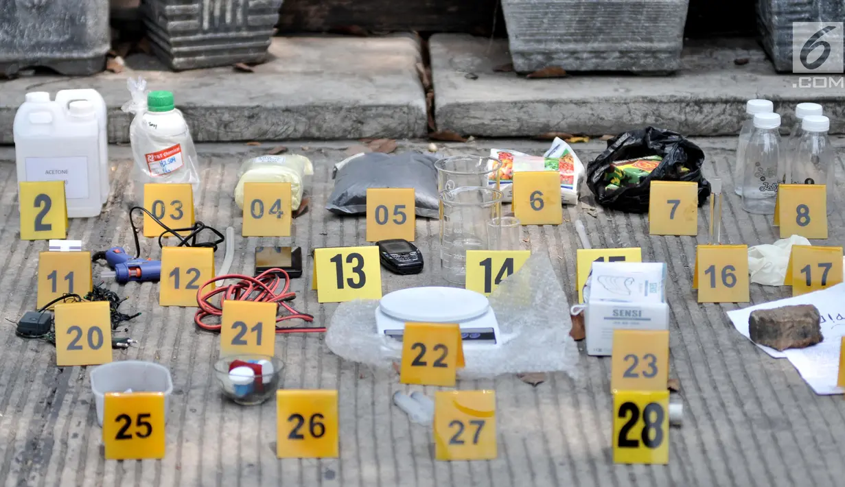 Barang bukti ditunjukkan di depan rumah terduga teroris di Jalan Belibis V, Semper Barat, Cilincing, Jakarta, Senin (23/9/2019). Dari penggerebekan itu, petugas menemukan sejumlah bahan perakit bom. (merdeka.com/Iqbal S. Nugroho)