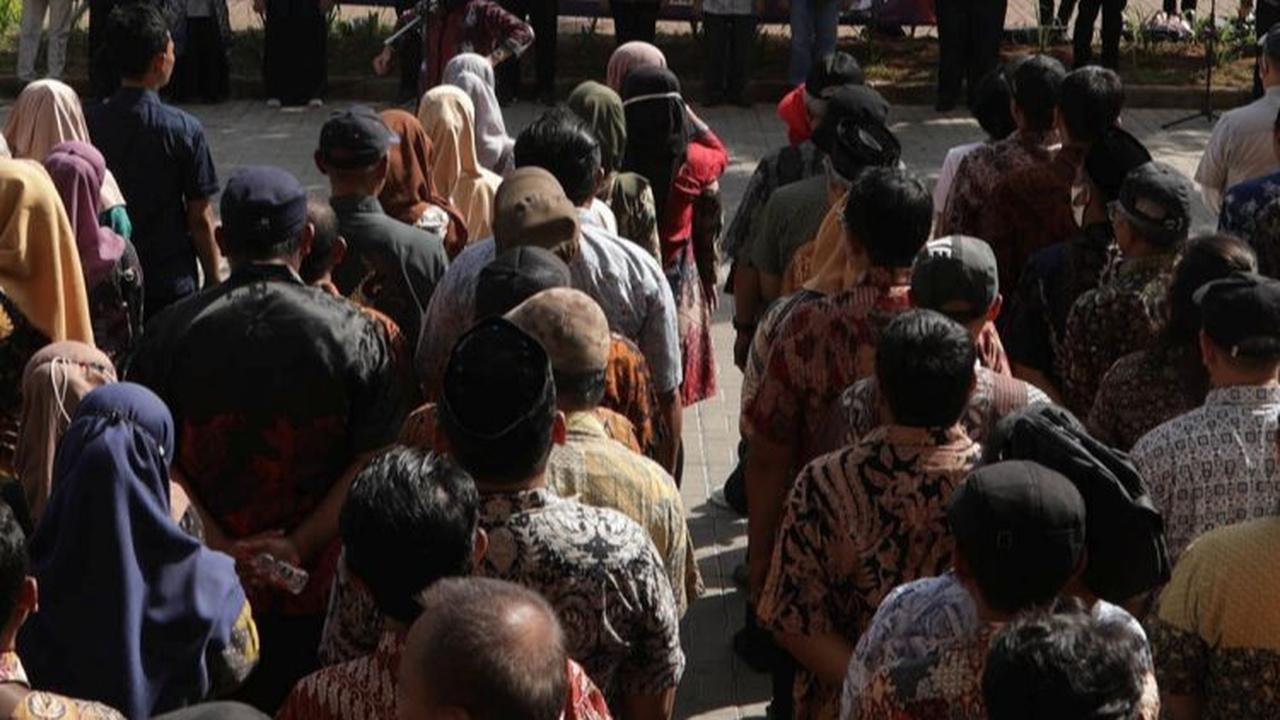 FOTO: 1.498 Petugas KPPS Pemilu 2024 Antre Dilantik Mengucapkan Sumpah dan Janji Setia di Kecamatan Bekasi Barat
