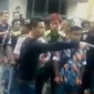 Massa ormas Gerakan Masyarakat Bawah Indonesia (GMBI) mengamuk di kawasan Ruko Delta Mas, Cikarang, Bekasi, Rabu (22/3/2017).