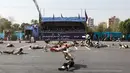 Para tentara tergeletak saat serangan pada parade militer di Kota Ahvaz, Iran, Sabtu (22/9). Serangan menewaskan 25 orang, termasuk seorang anak. (ALIREZA MOHAMMADI/ISNA/AFP)