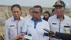 Di tengah fenomena pasang air laut akibat supermoon, tanggul di Pelabuhan Nizam Zachman, Penjaringan, Jakarta Utara, justru jebol. Imbasnya, ruas jalan di pelabuhan terendam banjir.