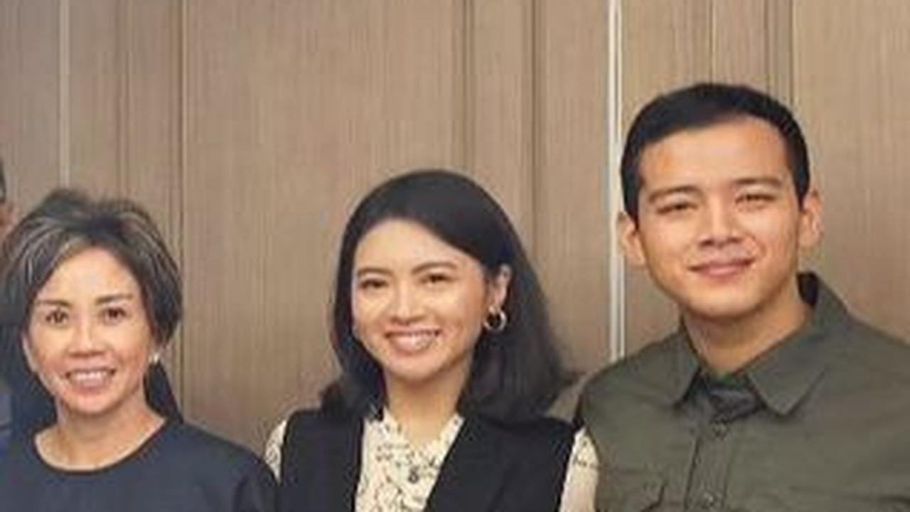 Saat sesi foto bersama Angela dan Akbar saling merangkul. Semua anggota yang hadir terlihat ceria dan bahagia.