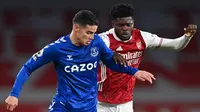 Gelandang Arsenal, Thomas Partey, memperebutkan bola dengan pemain Everton, James Rodrigez, pada laga pekan ke-33 Premier League di Stadion Emirates, Sabtu (24/4/2021) dini hari WIB. Dalam laga itu, The Gunners takluk 0-1. (Justin Setterfield POOL/AFP)