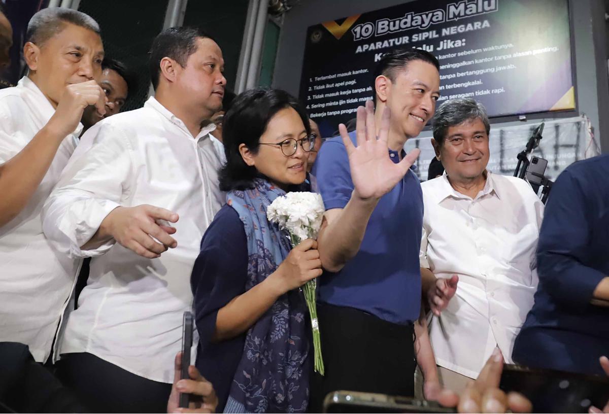 FOTO: Abolisi dari Presiden, Tom Lembong Resmi Tinggalkan Jeruji Besi