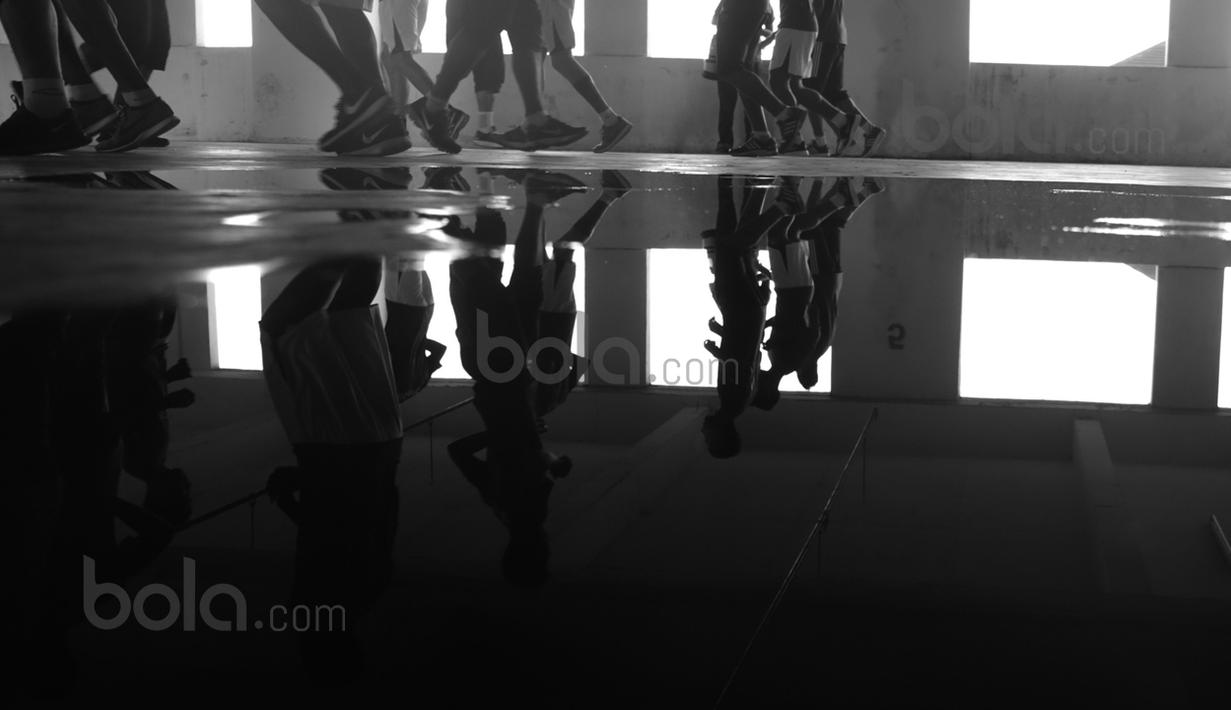 Bayangan para Pemain T-Team saat berlatih di parkiran mobil Hotel Tower Regency di Ipoh, Perak, Malaysia, Sabtu (30/01/2016). (Bola.com/Nicklas Hanoatubun)