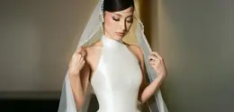 Berbeda dari gaun ceremony yang sarat detail lace dan siluet megah, kali ini Jennifer Coppen memilih tampilan yang lebih clean, sleek, dan sophisticated. Pilihan tersebut seolah menjadi refleksi gaya personal Jennifer yang dikenal elegan dengan sentuhan modern feminin. [@jennifercoppenreal20].