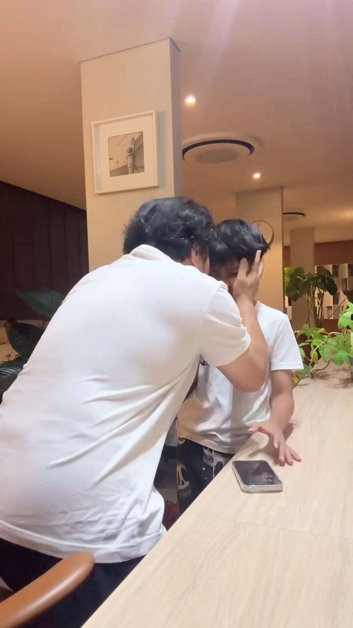 8 Potret Anak Lelaki Tompi yang Punya Suara Merdu, Begini Momen saat Berlatih Dengan Sang Ayah