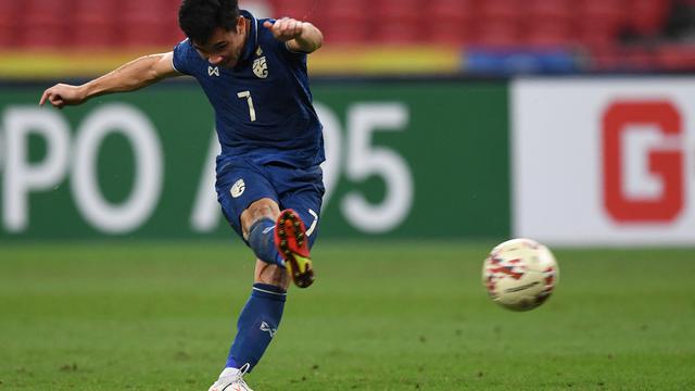 Gelandang Timnas Thailand, Supachok Sarachat ketika menghadapi Timnas Indonesia pada leg pertama final Piala AFF 2020 di National Stadium, Singapura.