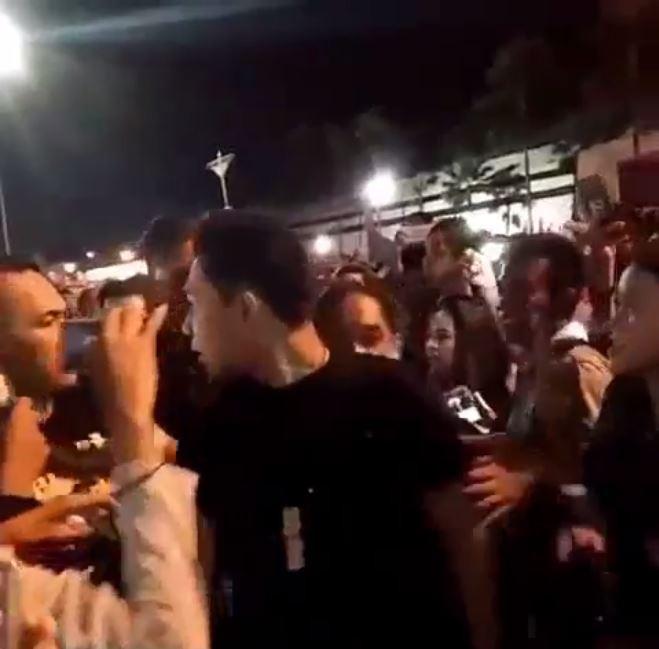 Vokalis Armada band geram tangannya ditarik penggemar (Foto: Instagram)