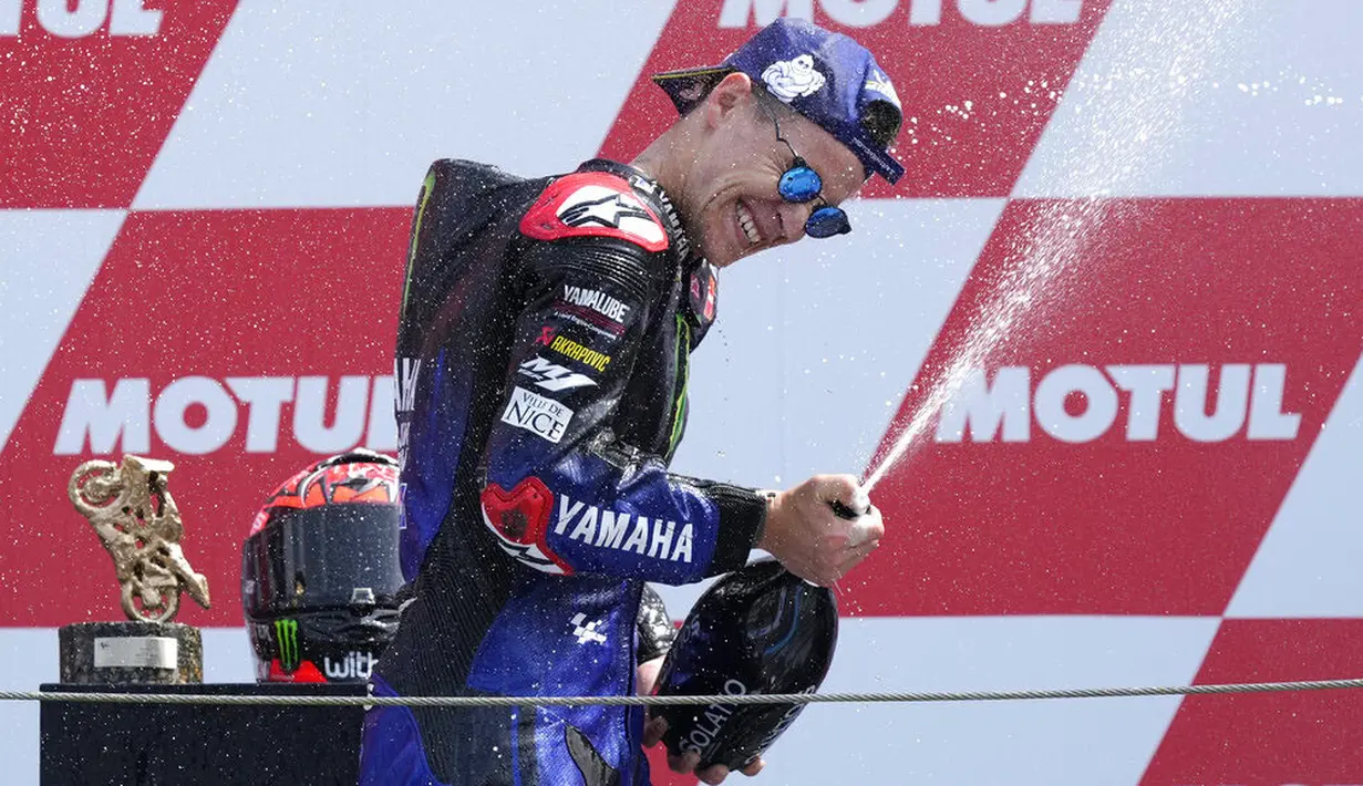 Pembalap Monster Energy Yamaha, Fabio Quartararo, melakukan selebrasi usai meraih podium juara MotoGP Belanda, Minggu (27/6/2021). (AP/Peter Dejong)