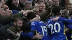 Para pemain Chelsea merayakan dengan fans mereka setelah Thiago Silva mencetak gol kedua timnya ke gawang Tottenham Hotspur pada laga pekan ke-23 Liga Inggris 2021/22 di Stamford Bridge, Senin dini hari WIB (24/1/2022). Chelsea menang dengan skor 2-0. (AP Photo/Kirsty Wigglesworth)
