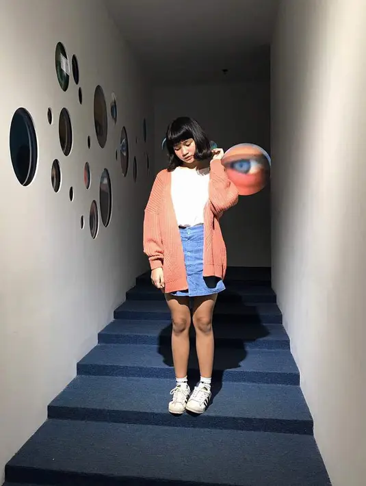 Seperti yang ini juga, Mima cute banget memakairok denim dan atasan putih. Penampilannya makin menggemaskan dengan tambahan outer oranye dan sneakers putihnya. Rambut pendek Mima sepertinya yang membuatnya makin imut. (Instagram/mimashafa)