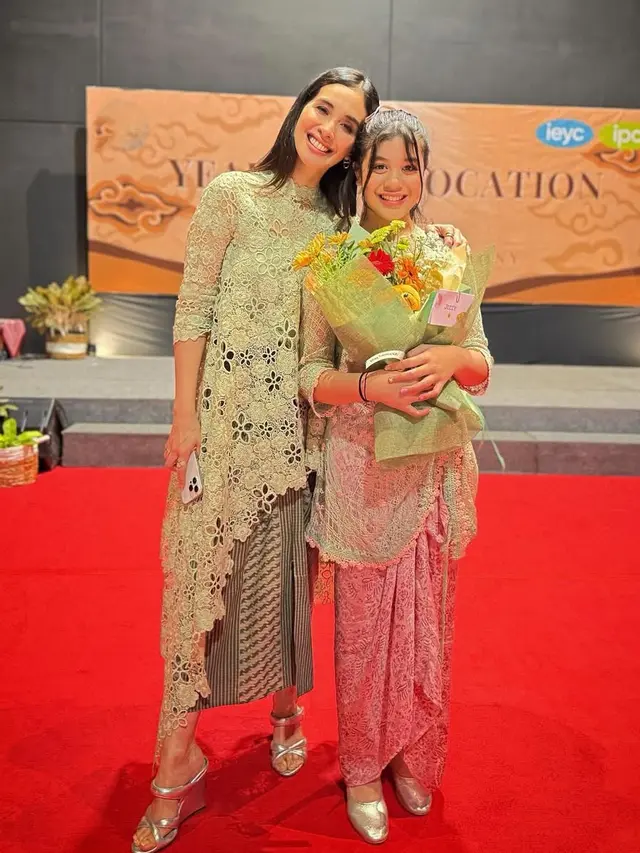 Vino G. Bastian dan Marsha Timothy saat Hadir Wisuda Putri Semata Wayang. [@marshatimothy]