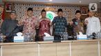 Menteri Koordinator Politik, Hukum dan Keamanan (Menkopolhukam) Hadi Tjahjanto (keempat kiri) bersama Wakil Ketua Umum Majelis Ulama Indonesia (MUI) Marsudi Syuhud (ketiga kiri) dan Sekjen MUI Amirsyah Tambunan (kedua kanan) bersalaman usai menggelar pertemuan di kantor MUI, Jakarta, Selasa (5/3/2024). (Liputan6.com/Herman Zakharia)