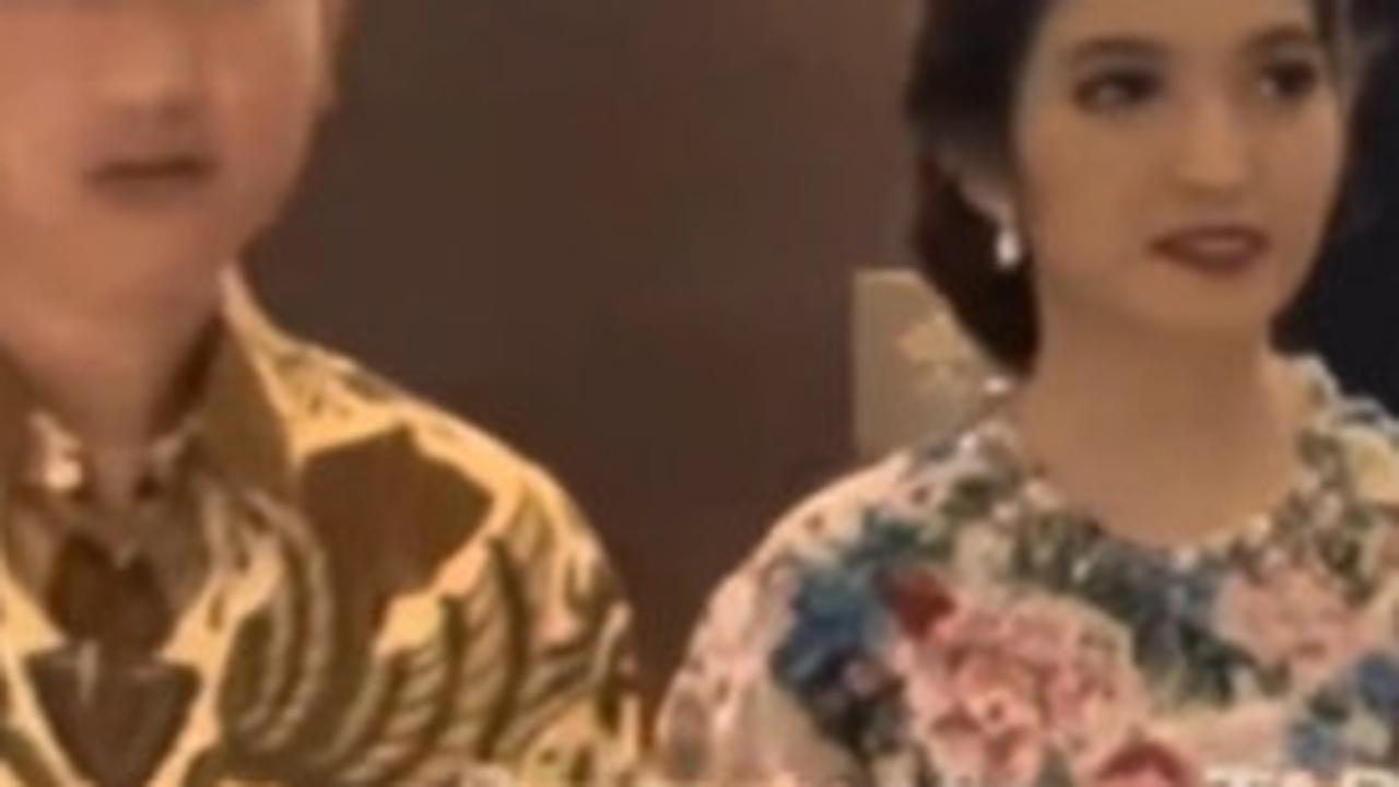 Selvi terlihat menemani sang suami yang hadir dalam sebuah acara pernikahan. <br>