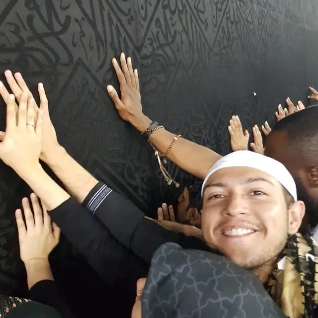 Momen 6 Artis Pegang Ka’bah Ini Penuh Haru, Tak Henti Ucap Syukur