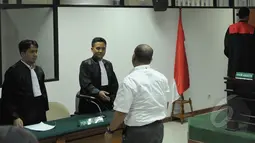 Gulat Manurung menyalami jaksa penuntut umum usai menjalani sidang vonis di Pengadilan Tipikor, Jakarta, Senin (23/2/2015).Gulat divonis dengan pidana tiga tahun penjara (Liputan6.com/Herman Zakharia) 