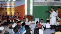 Mantan Menpora, Adhyaksa Dault (kanan) memberikan pengantar Rekomendasi Calon Pemimpin Jakarta di Masjid Al Azhar, Jumat (10/6). Majelis Pelayan Jakarta merekomendasikan tujuh nama balon Gubernur Jakarta 2017-2022. (Liputan6.com/Helmi Fithriansyah)