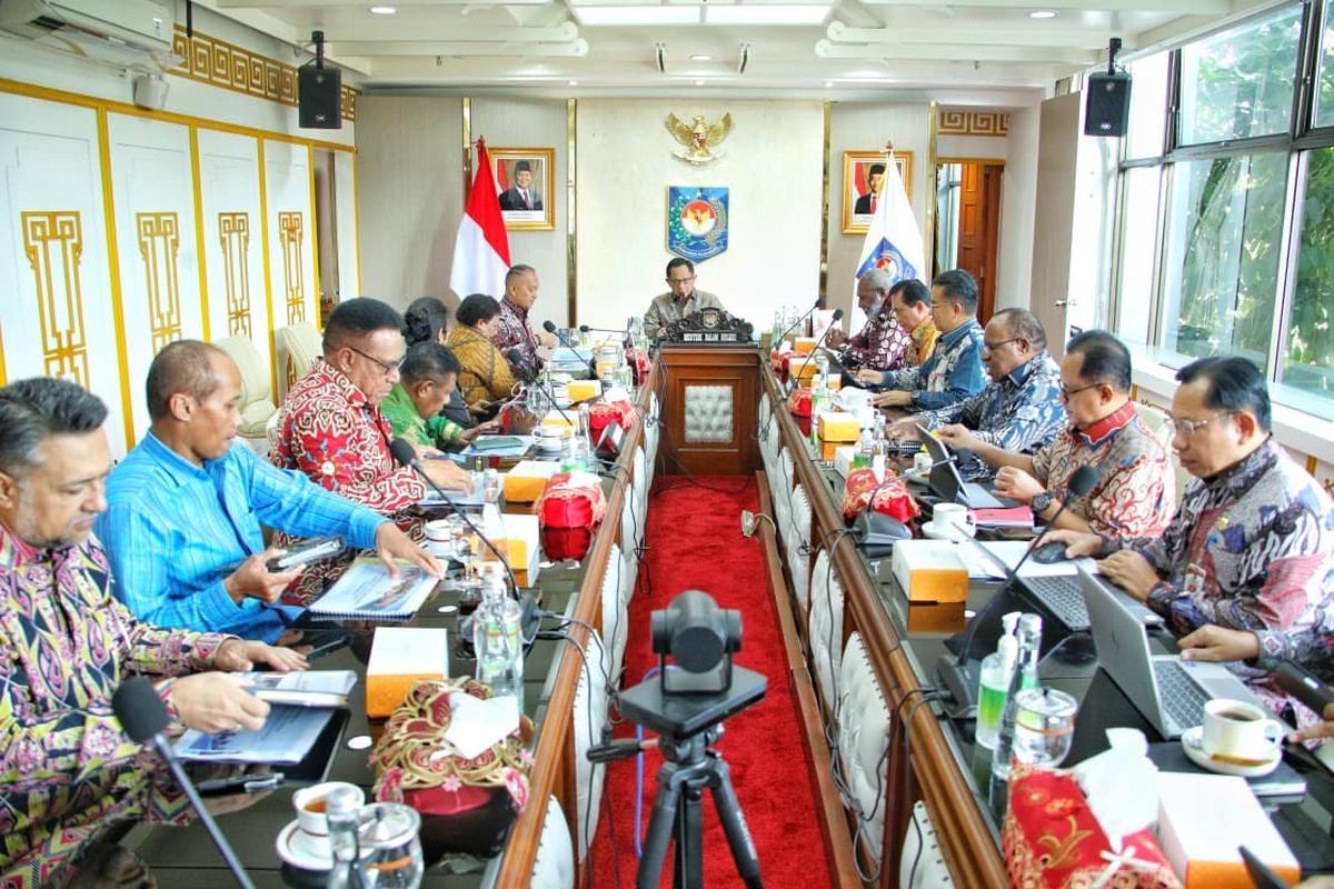 Mendagri Tito Karnavian saat rapat KEPP Otsus Papua di Kantor Pusat Kemendagri