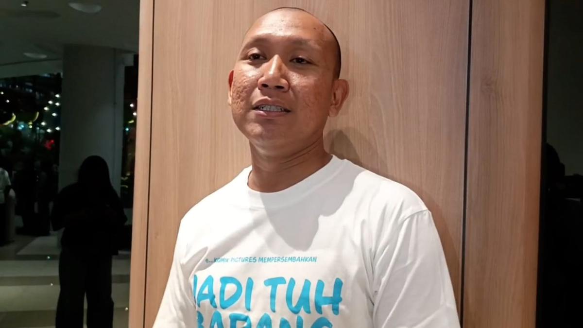 Oki Rengga Akui Canggung Beradegan Romantis dengan Bebi Tsabina di Film Jadi Tuh Barang