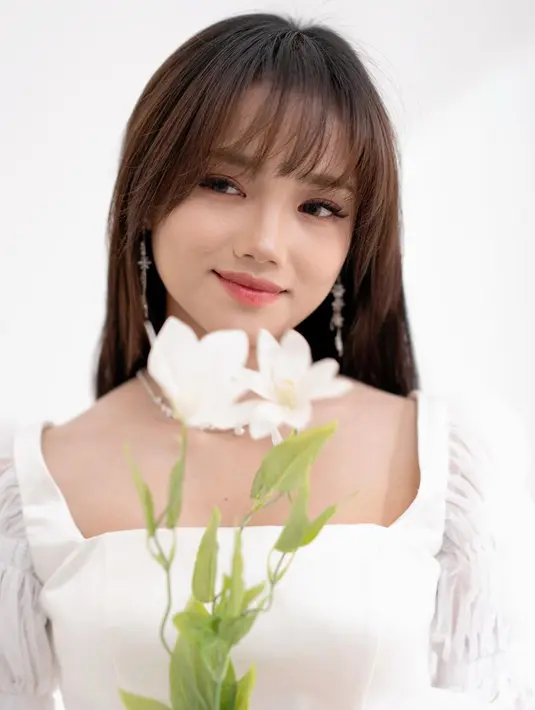 Di gaun kedua, Fuji tampil lebih simple dengan gaun pengantin squareneck bergaya klasik [@fuji_an]