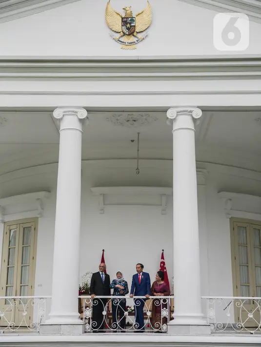 Presiden Joko Widodo (kedua kanan) didampingi Ibu Negara, Iriana Widodo berbincang dengan Presiden Singapura, Halimah Yacob (kedua kiri) didampingi suaminya, Mohamed Abdullah Alhabshee, saat kunjungan kenegaraan di beranda Istana Bogor, Jawa Barat, Selasa (4/3/2020). (Liputan6.com/Faizal Fanani)