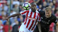 Pemain Stoke City, Saido Berahino (kiri) berduel dengan pemain Liverpool, Ragnar Klavan pada laga Premier League pekan ke-32 di Britannia Stadium, Stoke, (8/4/2017). Liverpool menang 2-1. (AP/Rui Vieira)