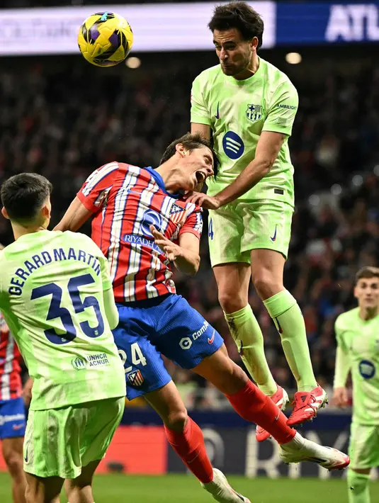 Di babak kedua, Atletico de Madrid dan Barcelona bermain kian ketat dan sengit. (JAVIER SORIANO/AFP)