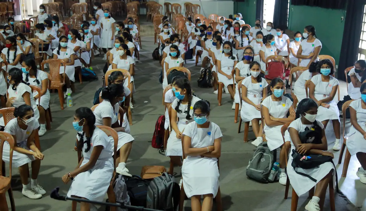 Para siswa belajar dengan mengenakan masker di sebuah sekolah di Kolombo, Sri Lanka, Senin (6/7/2020). Mulai 6 Juli 2020, siswa kelas 5, 11, dan 13 di Sri Lanka kembali melanjutkan kegiatan belajar. (Xinhua/Ajith Perera)