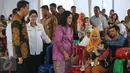 Presiden Jokowi bersama Ibu Negara, Iriana Widodo dan Menkes Nila F Moeloek menyambangi Puskesmas Ciracas, Jakarta, Senin (18/7). Jokowi memantau pemberian vaksin ulang terhadap anak-anak yang dulunya diberikan vaksin palsu. (Liputan6.com/Faizal Fanani)