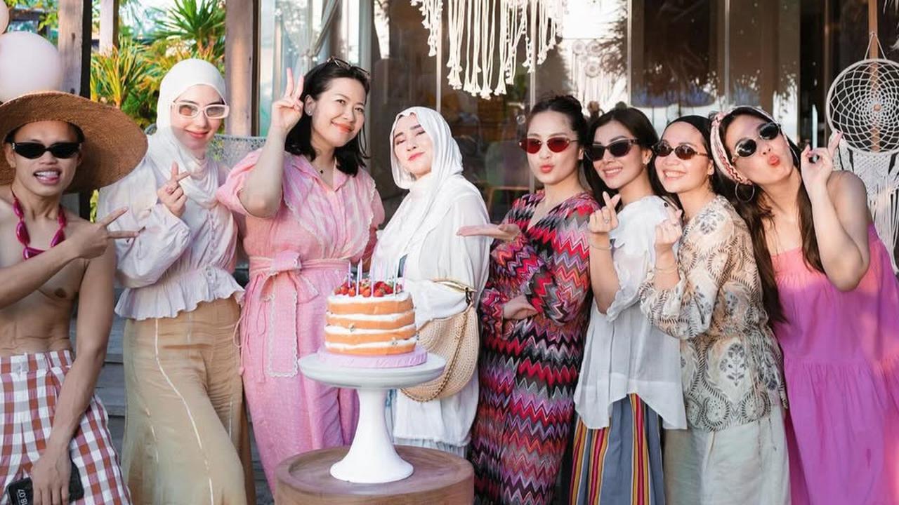 Potret Nagita Slavina Rayakan Ultah Bestie di Bali, Menginap di Vila Mewah - Menawan Bak ABG Pakai Outer Rp18 Juta