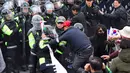 Demo pemakzulan Presiden Korea Selatan (Korsel), Park Geun-hye, berujung ricuh di Seoul, Jumat (10/3). Dua orang tewas dalam bentrokan antara demonstran dan polisi usai putusan pemakzulan Park Geun-hye dibacakan Mahkamah Konstitusi. (JUNG Yeon-Je/AFP)