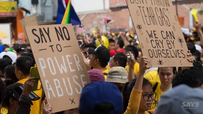 Poster Kreatif Unjuk Rasa a la Warga Malaysia