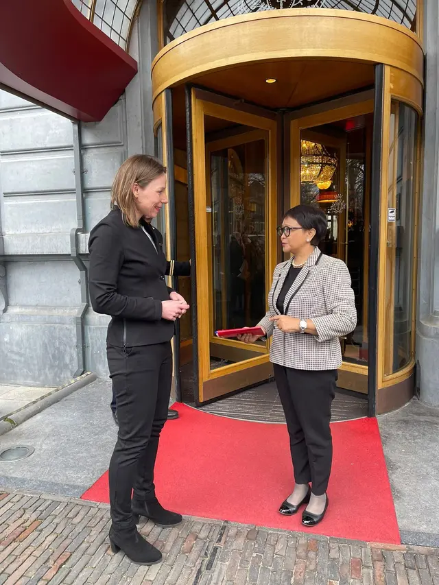 Menteri Luar Negeri Republik Indonesia (Menlu RI) Retno Marsudi saat melakukan pertemuan bilateral dengan Menlu Belanda Hanke Bruins Slot di Den Haag, Belanda, Rabu (31/1/2024). (Dok: Kemlu RI)