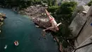 Peserta melompat dari Jembatan Old Mostar pada kompetisi menyelam tradisional ke-452 di Mostar, Bosnia, 29 Juli 2018. Sebanyak 40 penyelam dari Bosnia dan negara tetangga harus melompat dari jembatan setinggi 24 meter ke Sungai Neretva. (AP/Amel Emric)