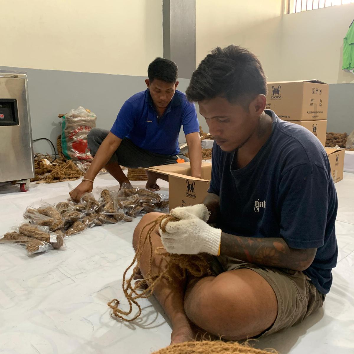 Napi Lapas Kedungpane Semarang Ubah Serabut Kelapa Jadi Hewan Mainan