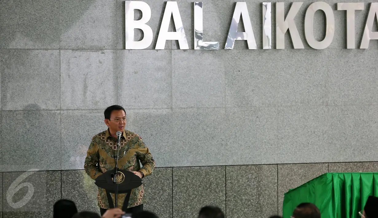 Gubernur DKI Jakarta Basuki Tjahaja Purnama memberikan sambutan pada acara peresmian Masjid Fatahillah Komplek Balai Kota, Jakarta, Jumat (29/1/2016). Masjid ini memiliki kapasitas hingga sekitar 1.513 jamaah. (Liputan6.com/Faizal Fanani)