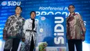 SiDU Consumer Domestic Business Head Martin Jimi, Penulis Novel Okky Madasari dan Asia Pulp and Paper Consumer Business Unit head Sovan K. Ganguly meresmikan inovasi terbaru kertas SiDU, Jakarta, Selasa (21/3). (Liputan6.com/Gempur M Surya)