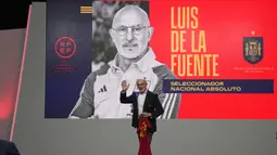 Luis de la Fuente diperkenalkan sebagai suksesor Luis Enrique pada Senin (12/12/2022) dalam sebuah konferensi pers di Las Rozas, Madrid. (AP Photo/Paul White)