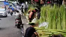 Menjelang perayaan Idul Fitri 1435H, selongsong kulit ketupat di Pasar Palmerah Barat diburu pembeli, Jakarta, Kamis, (25/7/14) (Liputan6.com/ Faizal Fanani)