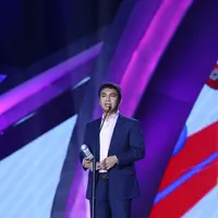 Dalam ajang Indonesian Social Media Awards (ISMA) 2K16, ajang penghargaan bagi orang yang kreatif di medsos, penulis novel Kambing Jantan itu memborong 3 piala sekaligus. (Nurwahyunan/Bintang.com)