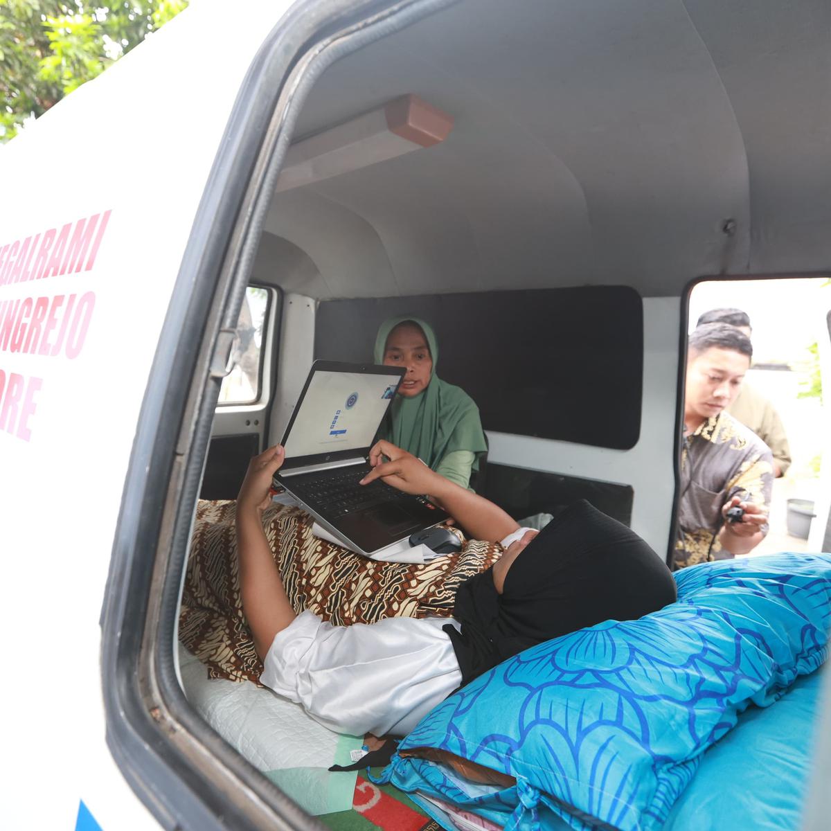 Titin Ujian di Dalam Ambulans