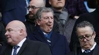 Manajer Timnas Inggris, Roy Hodgson (tengah) saat berada di tengah laga Manchester City kontra Tottenham Hotspur, di Etihad Stadium (14/2/2016). Hodgson pasrah jika kehilangan jabatan manajer usai Euro 2016.  (Reuters/Lee Smith)