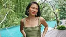 <p>Saat berada di Bali, Pevita menikmati musim panas dengan busana yang nyaman. Ia menggunakan corset top bahan silk dan rok. Kombinasi earth tone cocok digunakan saat ke pantai. [Instagram/pevpearce]</p>