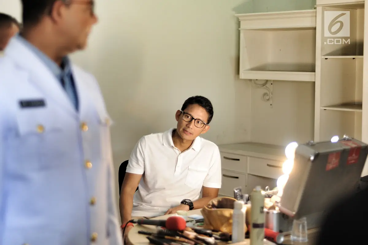 Anies dan Sandi Fitting Baju Dinas untuk Pelantikan