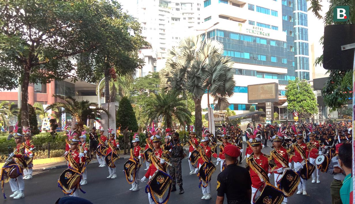 Grup marching band dari Politeknik Pelayaran Surabaya ikut ambil bagian dalam kegiatan Trophy Experience Piala Dunia U-17 2023 di Surabaya, Minggu (29/10/2023). (Bola.com/Aditya Wany)